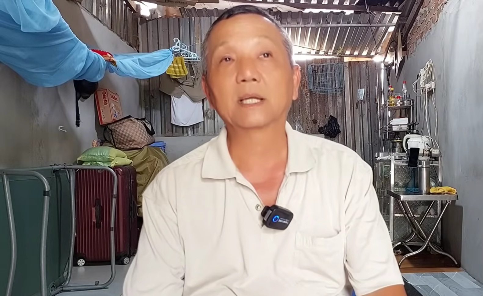 Nam nghệ sĩ sống trong lều lợp tôn, xung quanh rác thải, ăn nhờ đàn em: 'Tôi khổ quá'- Ảnh 1. Nghệ sĩ Vương Thái trong túp lều tạm bợ