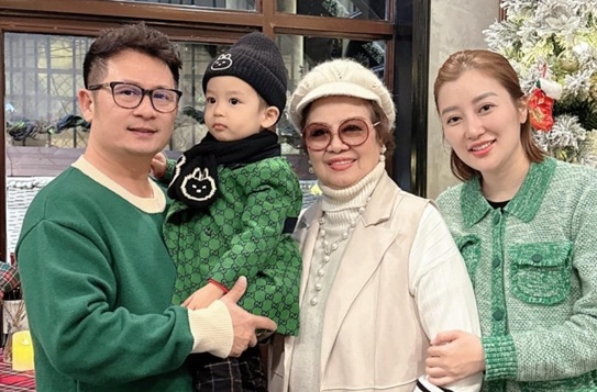 Nghệ sĩ Lưu Nga bên con dâu và cháu trai út