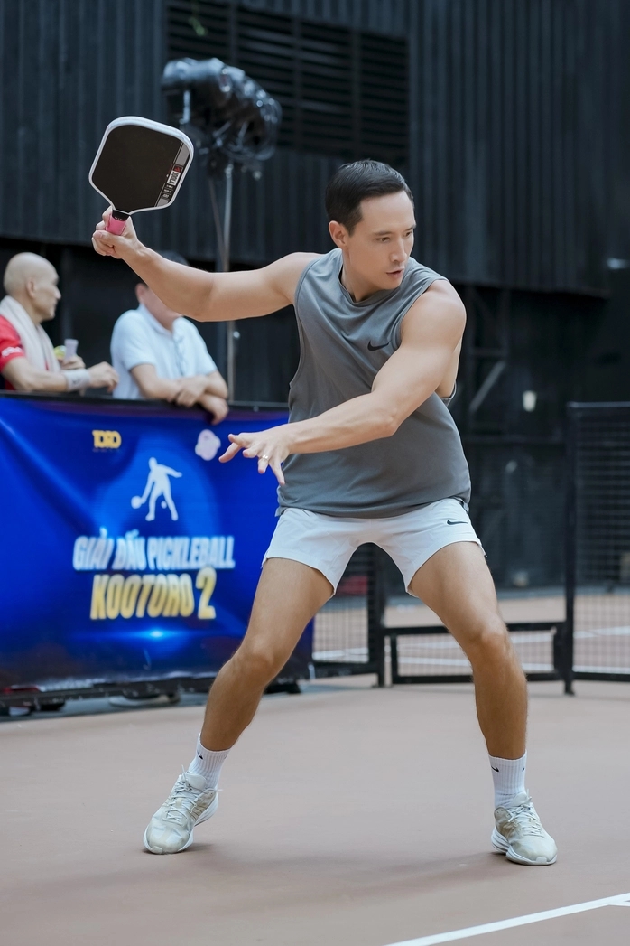 Bố mẹ con cùng đánh pickleball Gia đình vui chơi thể thao ngoại trời