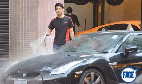 Cao Quân Hiền đi rửa xe để mưu sinh Nam vương rửa xe thuê