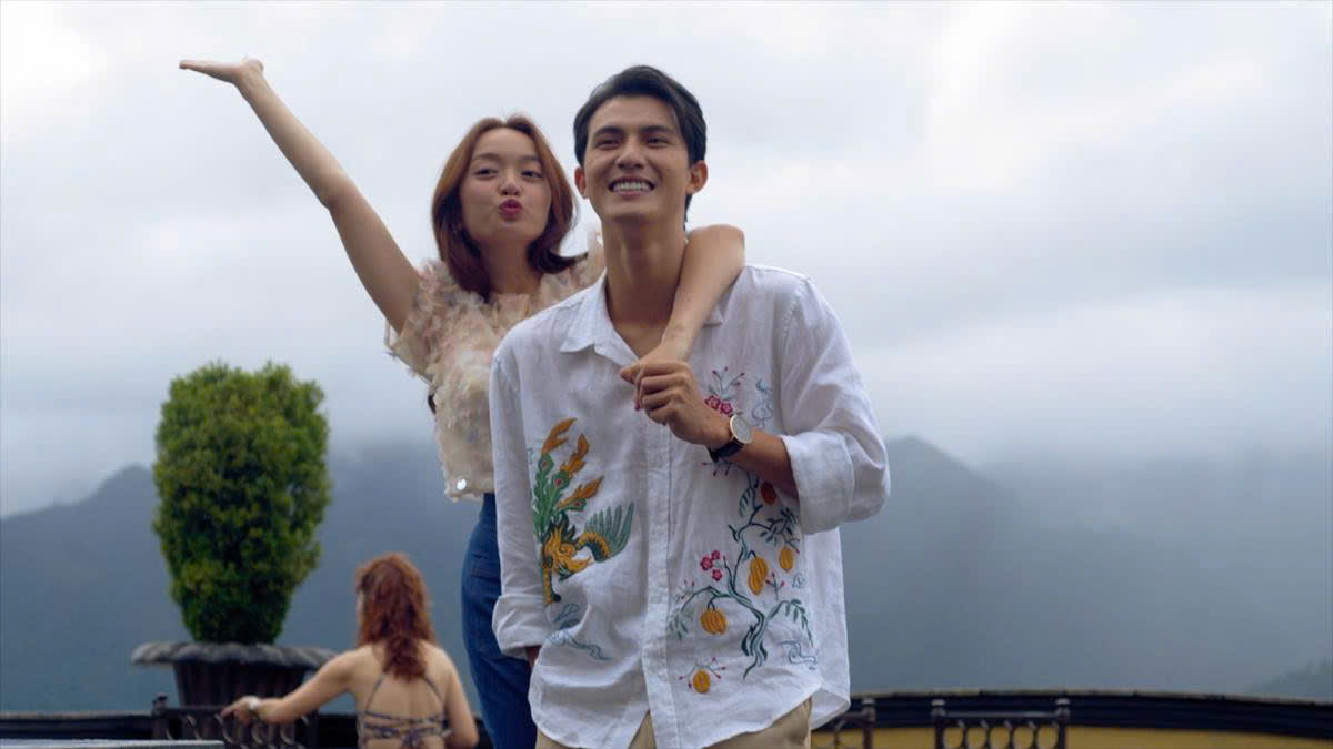 Cặp đôi thân mật tại sự kiện