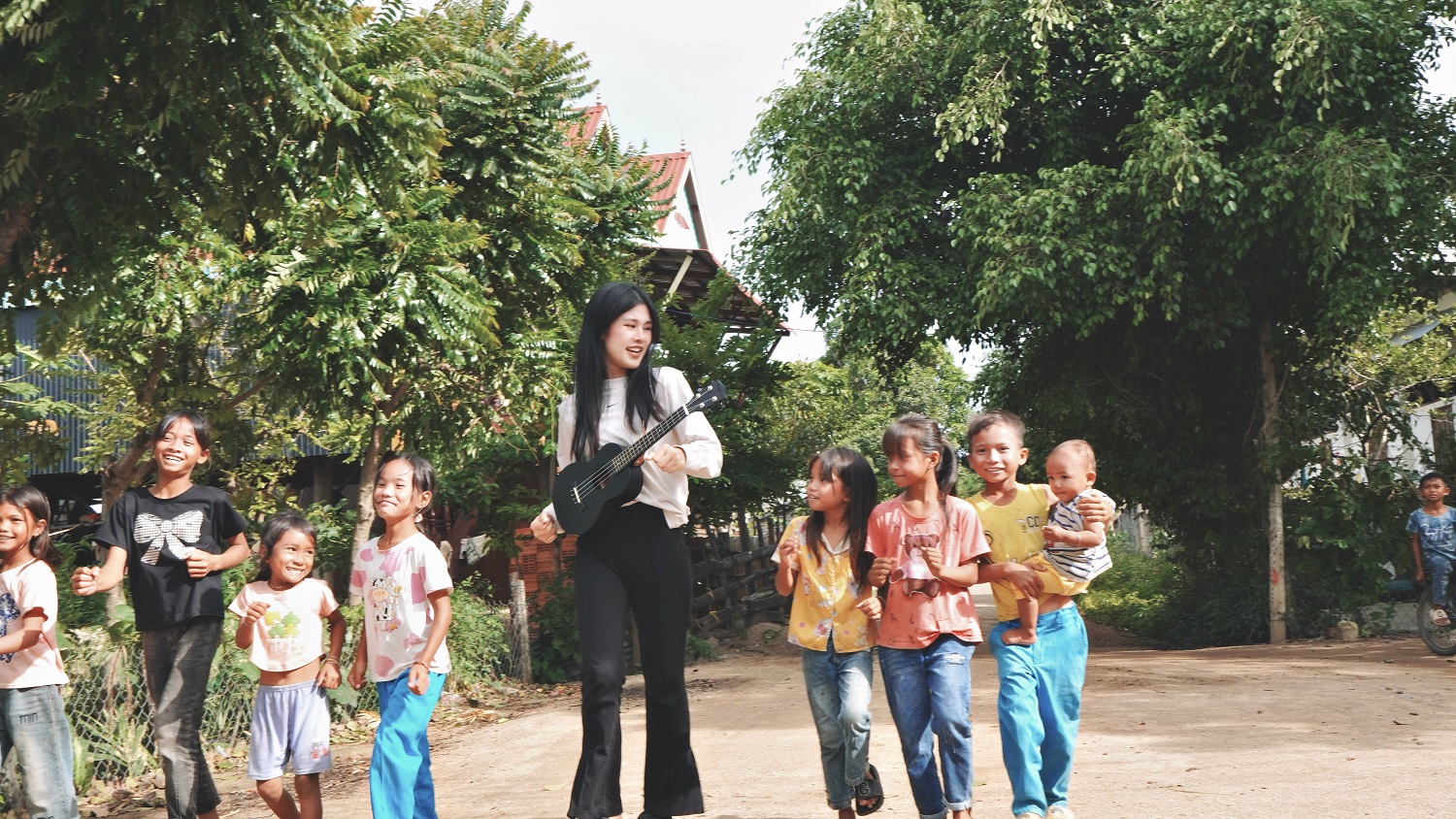 Phúc Anh cùng các em nhỏ ở vùng cao