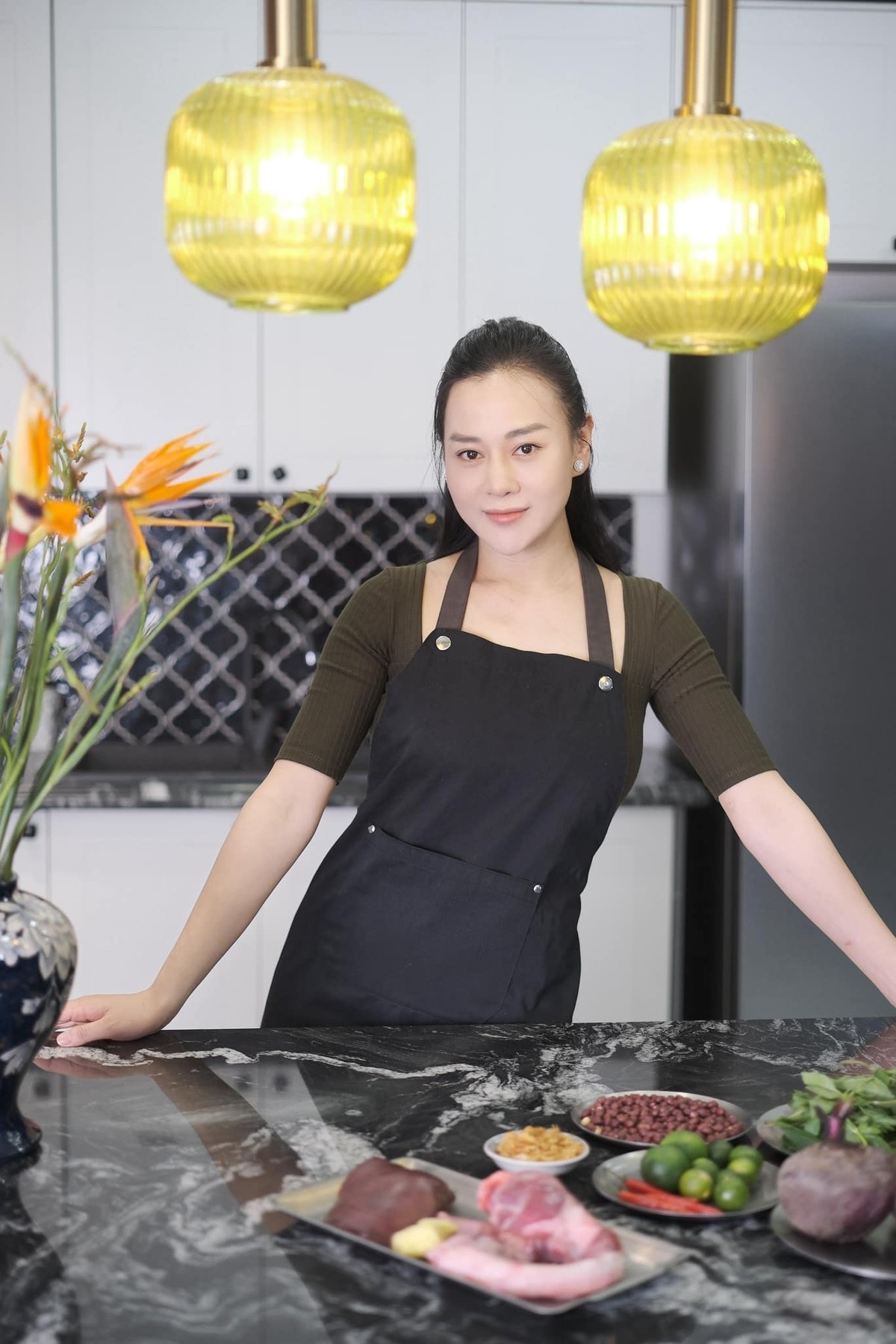 Nữ diễn viên chăm chỉ vào bếp
