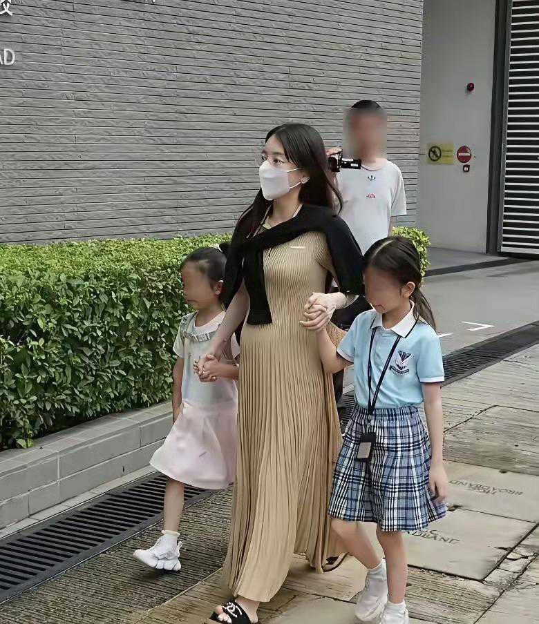 Phương Viên đưa các con đi học