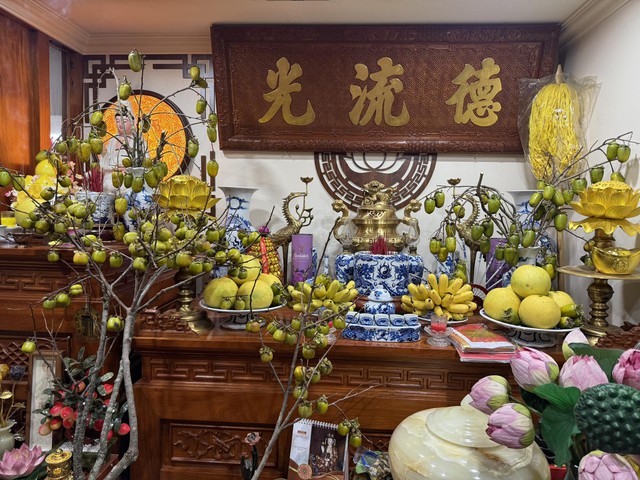 Bàn thờ gia đình được bài trí đầy đủ lễ nghi