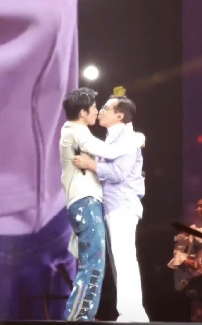 Thành Long ôm Vương Lực Hoành