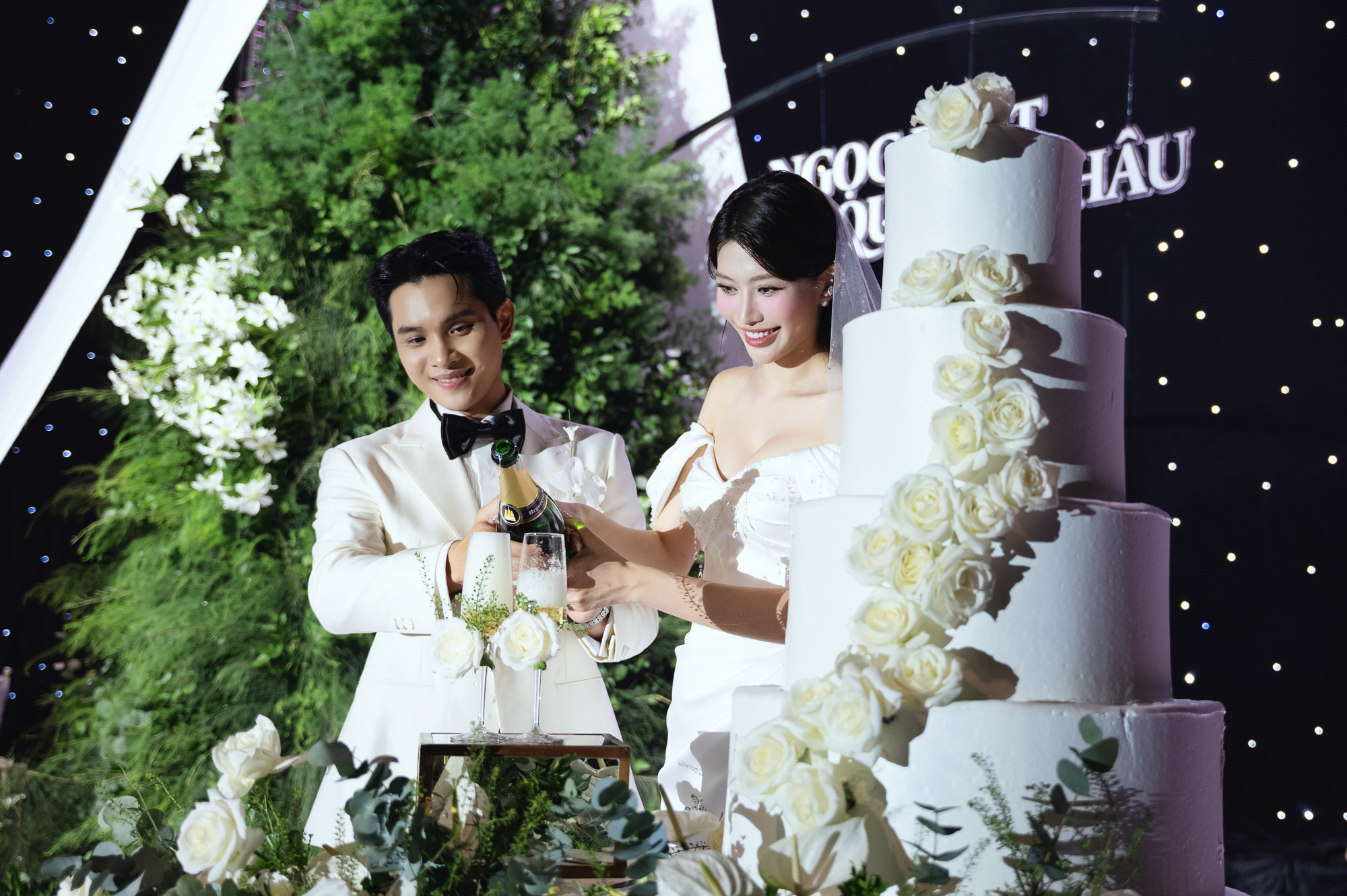 Gia đình và bạn bè chung vui trong lễ cưới