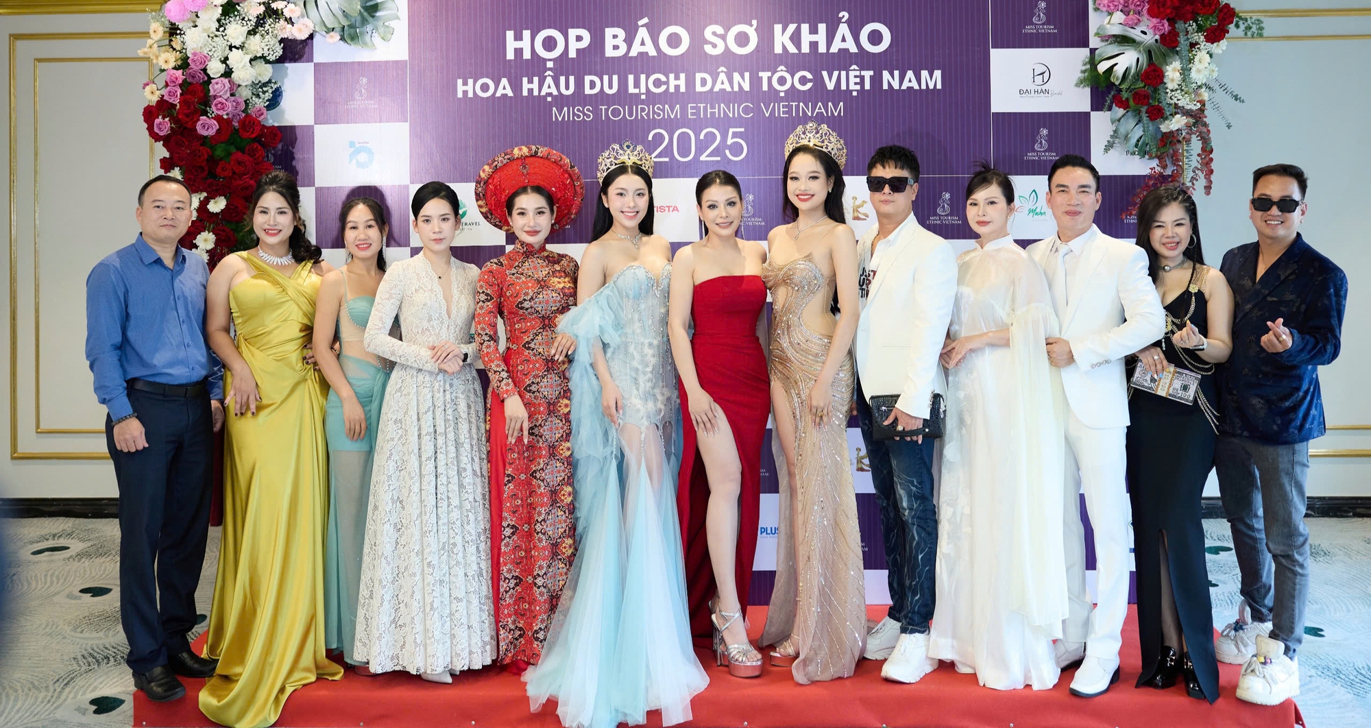 Ban giám khảo và thí sinh tại vòng sơ khảo