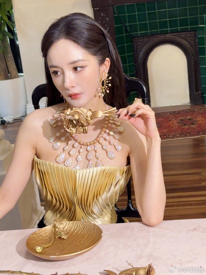 Dương Mịch xử đẹp đóa hồng vàng, bị nghi cà khịa Lưu Diệc Phi