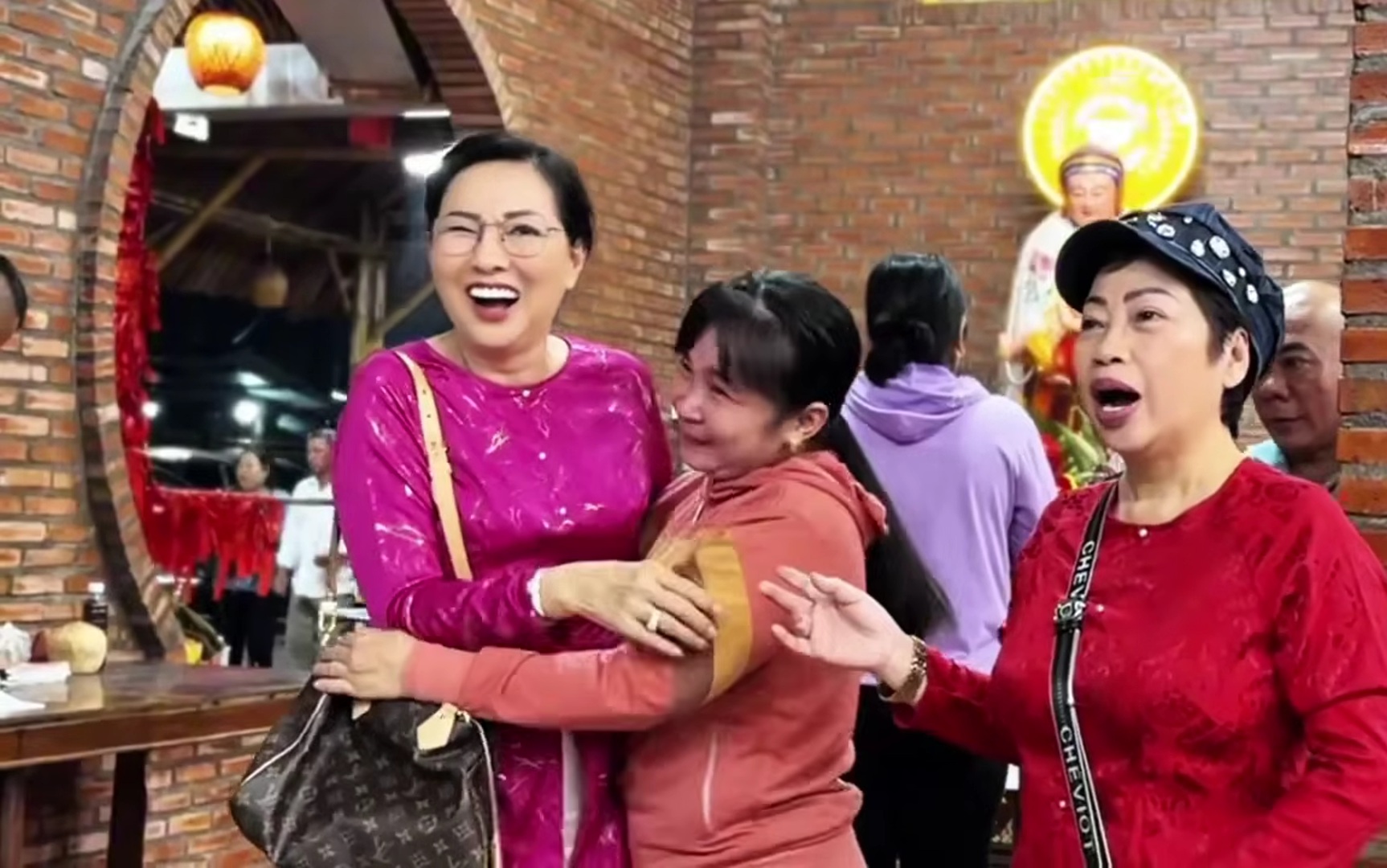 Người dân ôm chầm nghệ sĩ Phương Dung và Phi Phụng