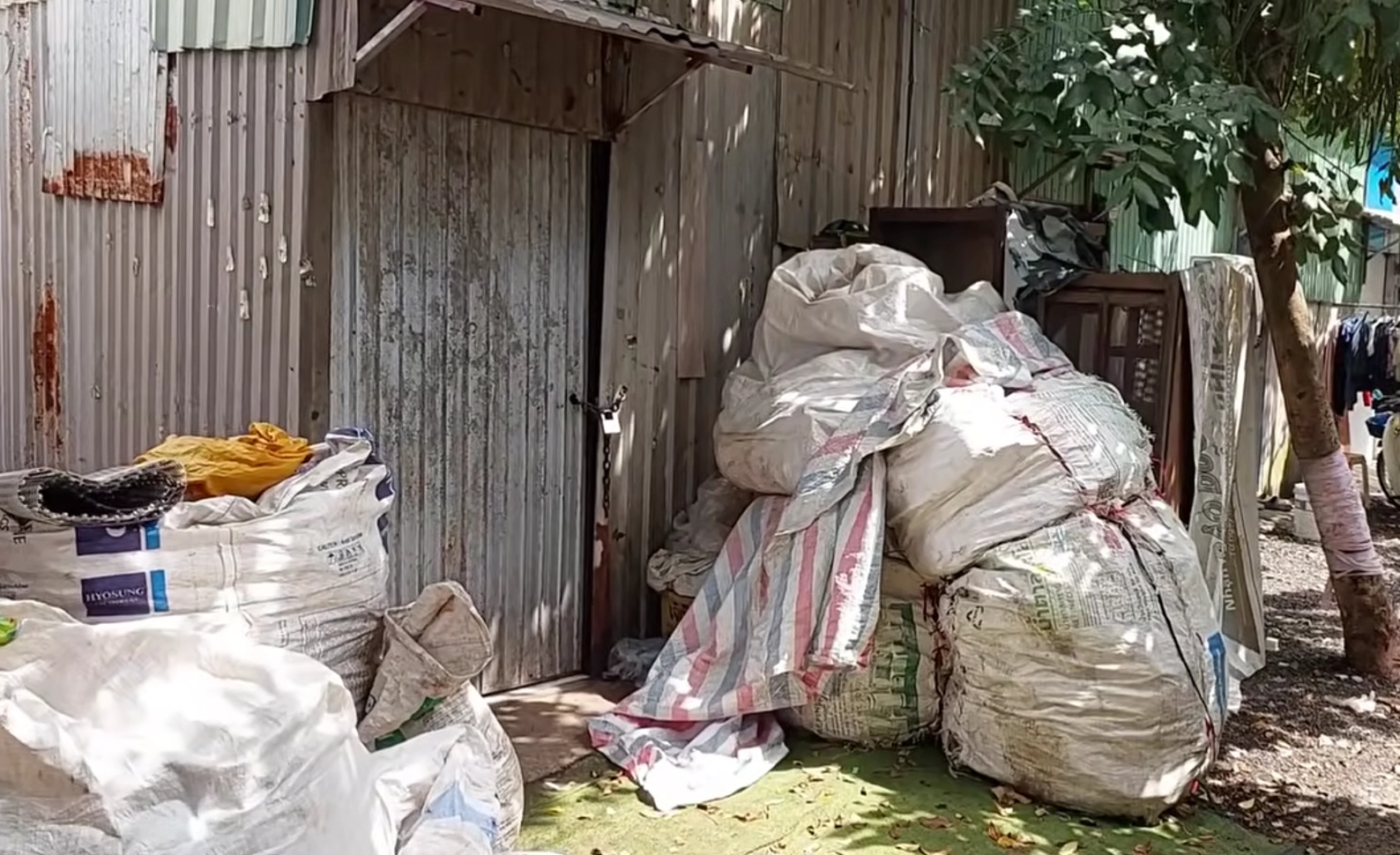 Nam nghệ sĩ sống trong lều lợp tôn, xung quanh rác thải, ăn nhờ đàn em: 'Tôi khổ quá'- Ảnh 2. Trước nhà nghệ sĩ Vương Thái