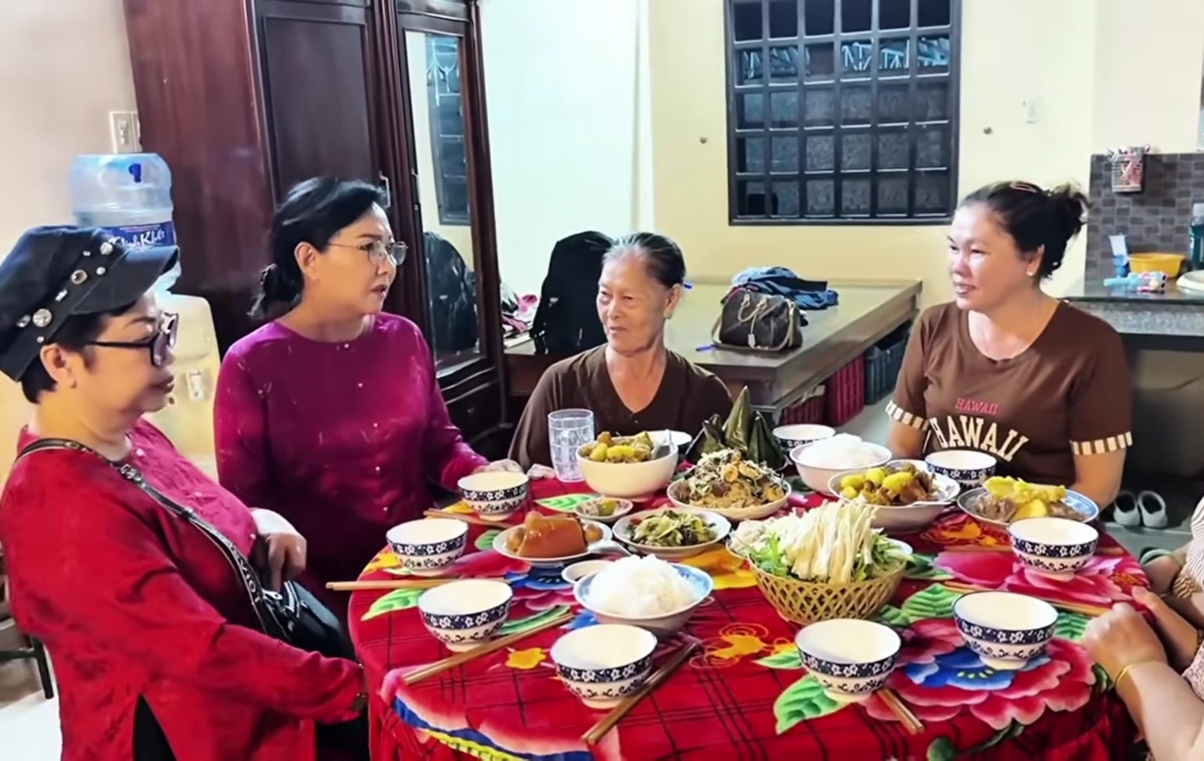 Nghệ sĩ được người dân Tiền Giang đón tiếp