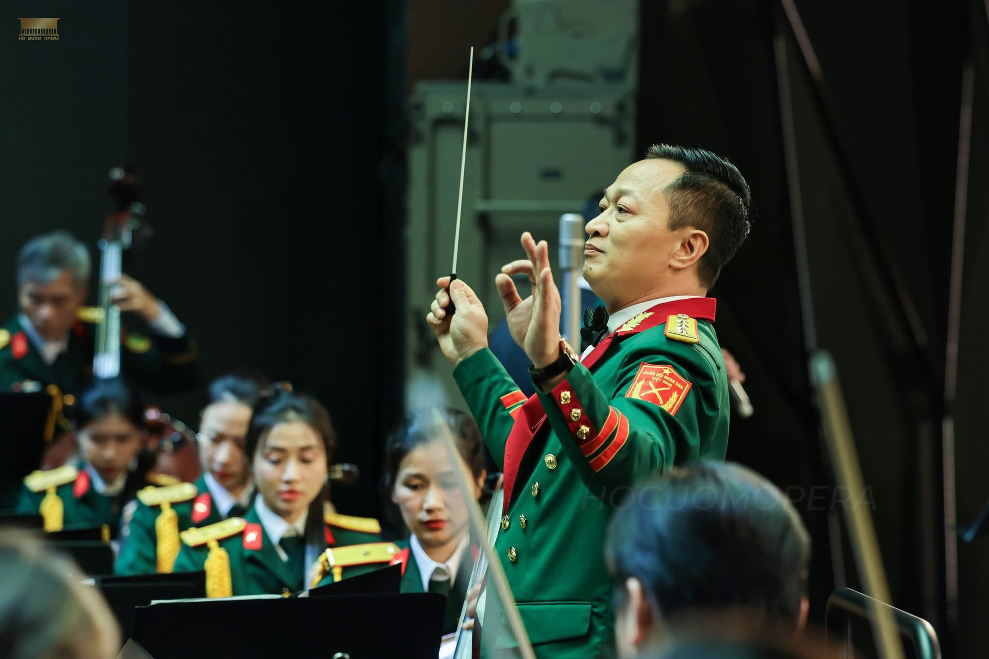 NSND Xuân Bắc chỉ huy dàn nhạc NSND Nguyễn Xuân Bắc đang chỉ huy dàn nhạc