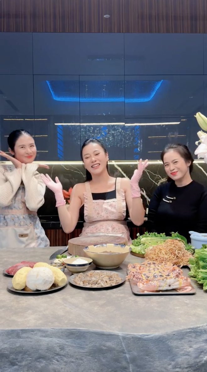 Không gian bếp rộn ràng tiếng cười
