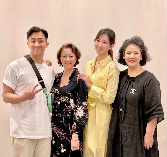 Vợ chồng Trấn Thành luôn thể hiện sự hiếu thuận với gia đình 2 bên