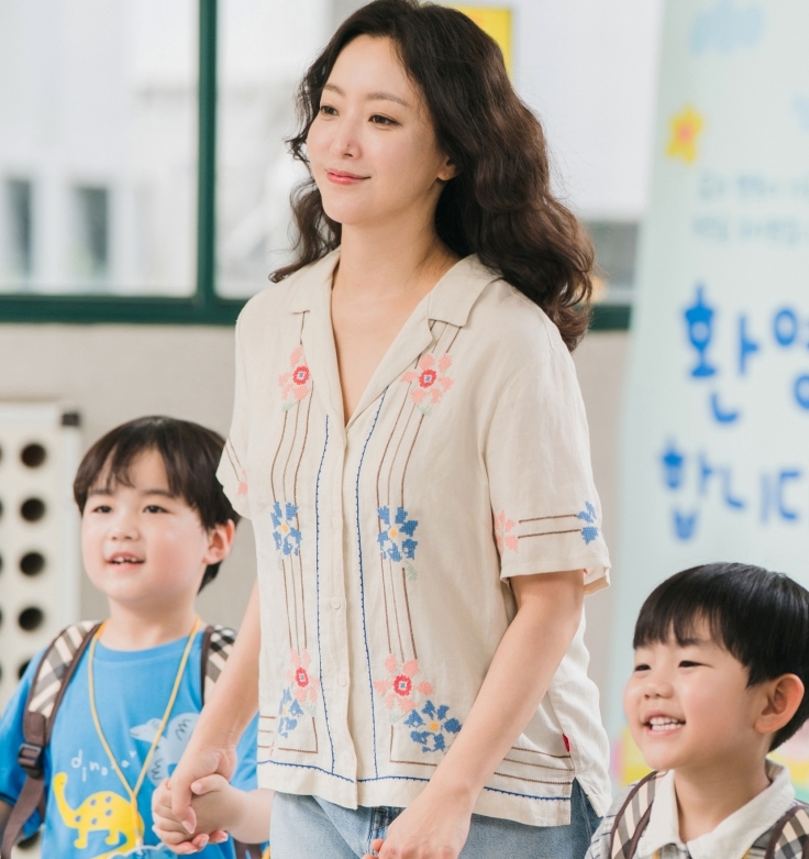 Kim Hee Sun tạo hình mẹ bỉm sữa