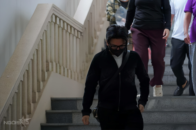 Vũ Hà đeo kính, bịt khẩu trang khi rời phiên xử