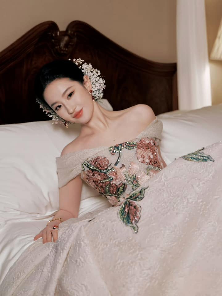 Cằm đầy đặn của Lưu Diệc Phi Cận cảnh nụ cười nhẹ nhàng của Lưu Diệc Phi