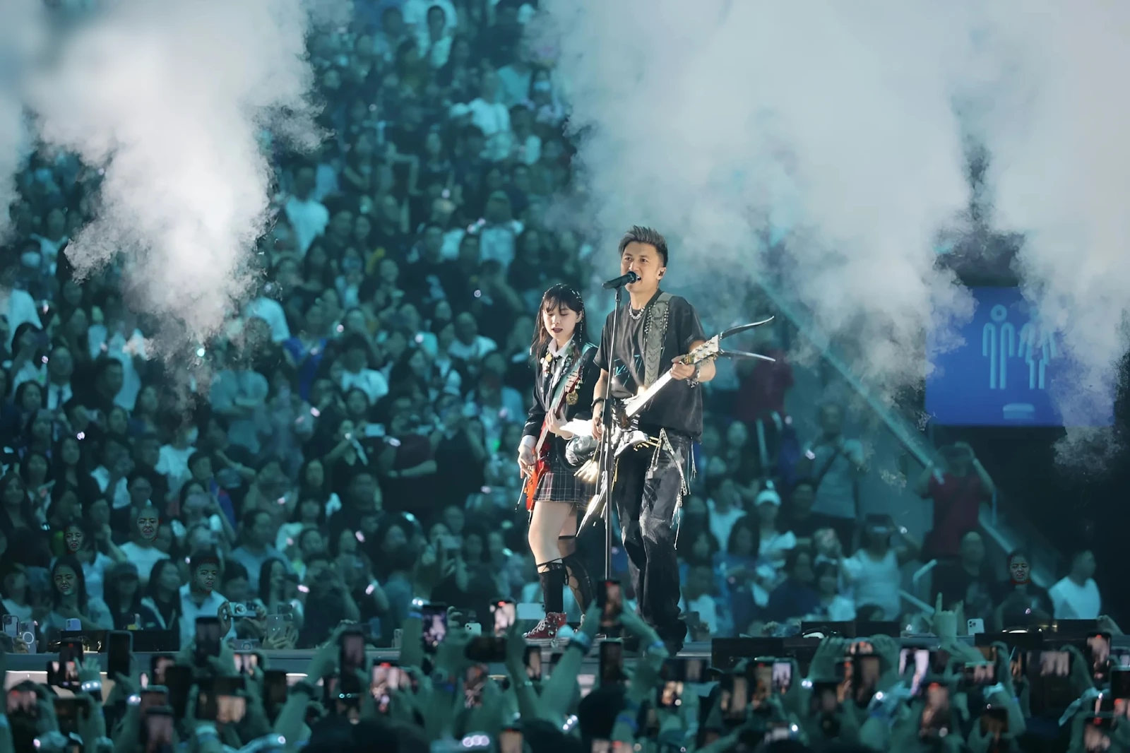 Tạ Đình Phong trên sân khấu concert