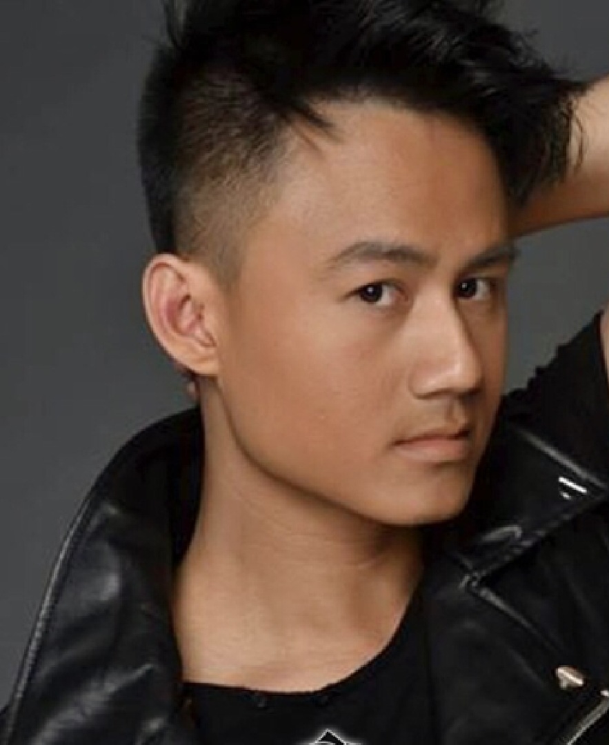 Nam ca sĩ bỏ việc ngân hàng: Tôi không có tiền mua xe - Ảnh 3. Ngô Khải Anh biểu diễn trên sân khấu