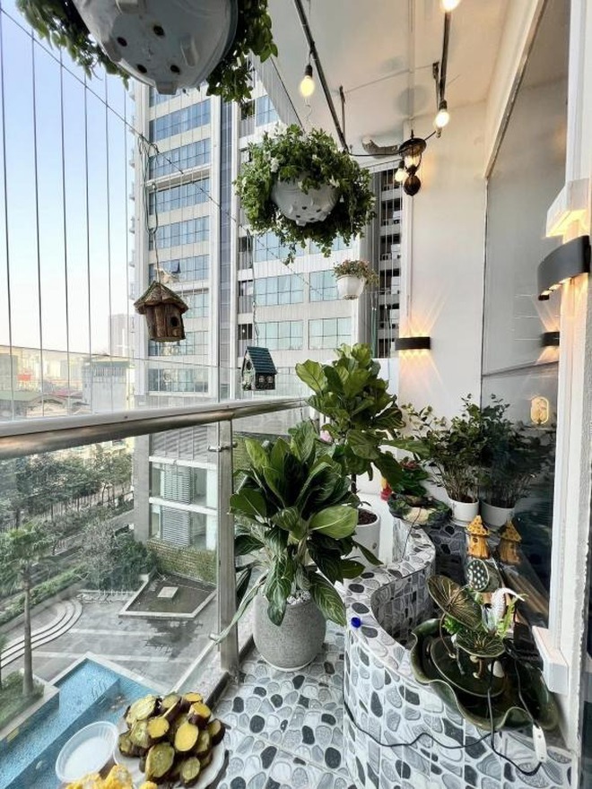 Ban công với nhiều cây xanh tươi tốt