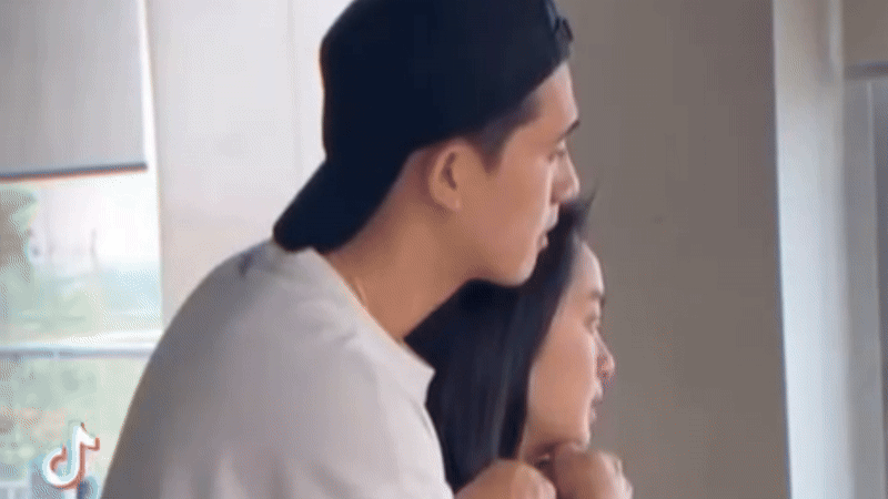 Kaity Nguyễn và Trần Ngọc Vàng ôm ấp nhau