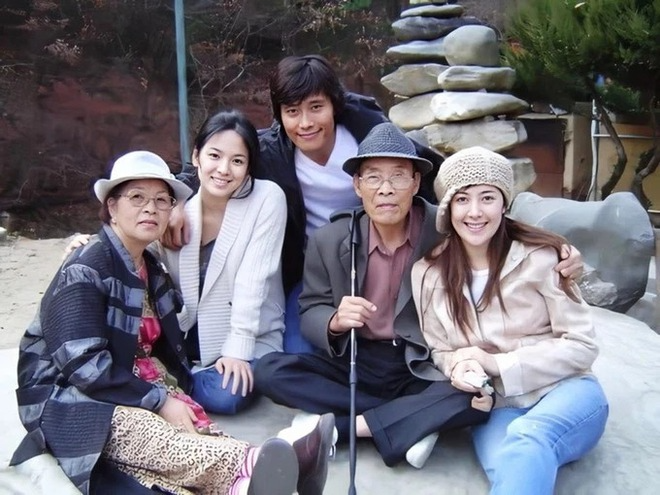 Lee Byung Hun đưa Song Hye Kyo ra mắt gia đình