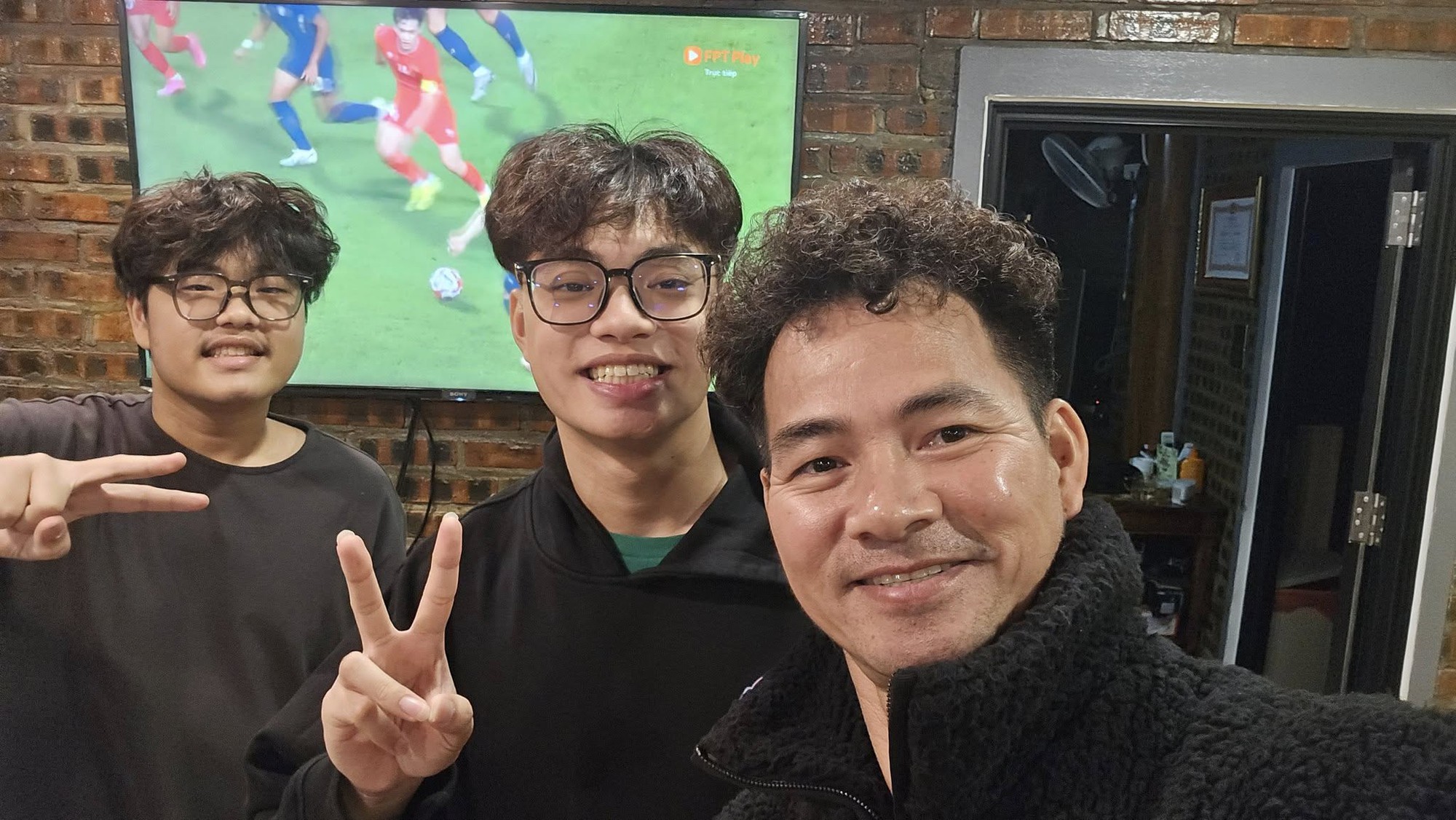 NSND Xuân Bắc cùng hai con trai NSND Nguyễn Xuân Bắc và các con