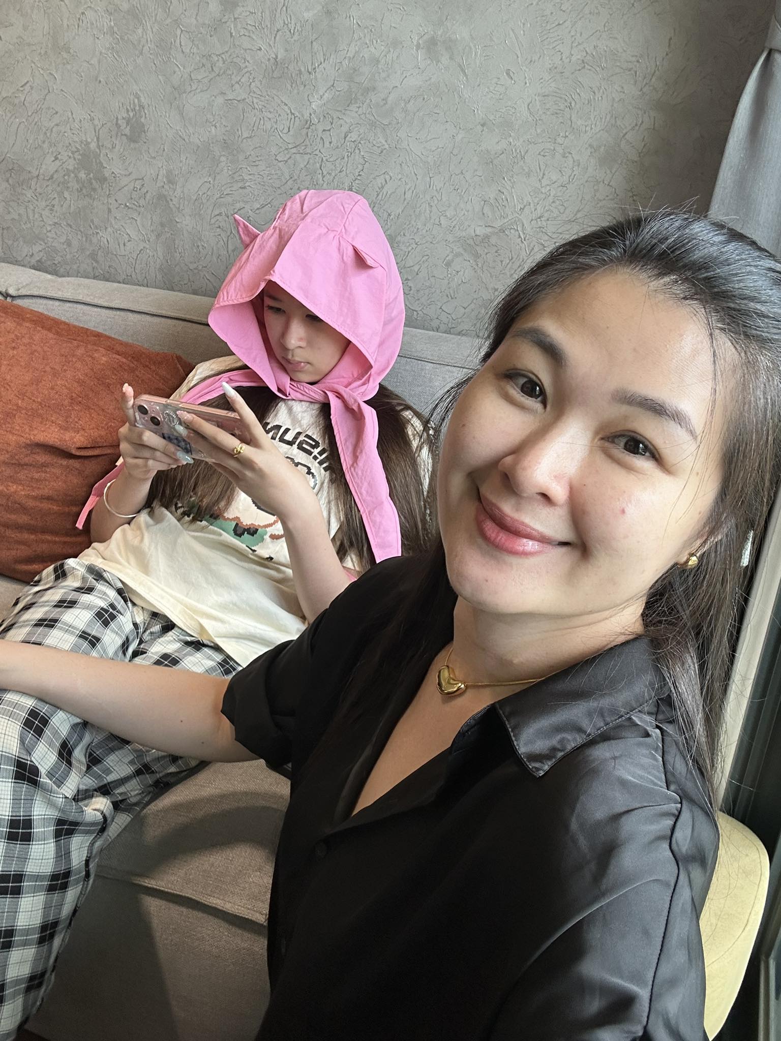 Á hậu cùng con gái sống tại Phần Lan