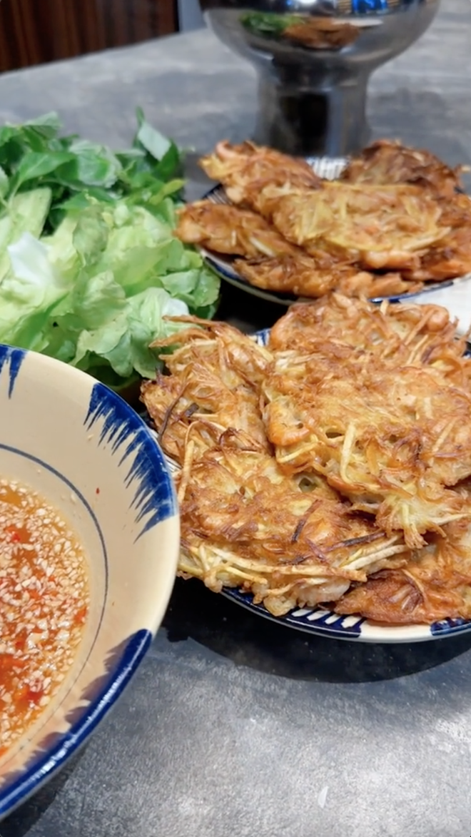 Bạn bè quây quần trong bếp của Phương Oanh