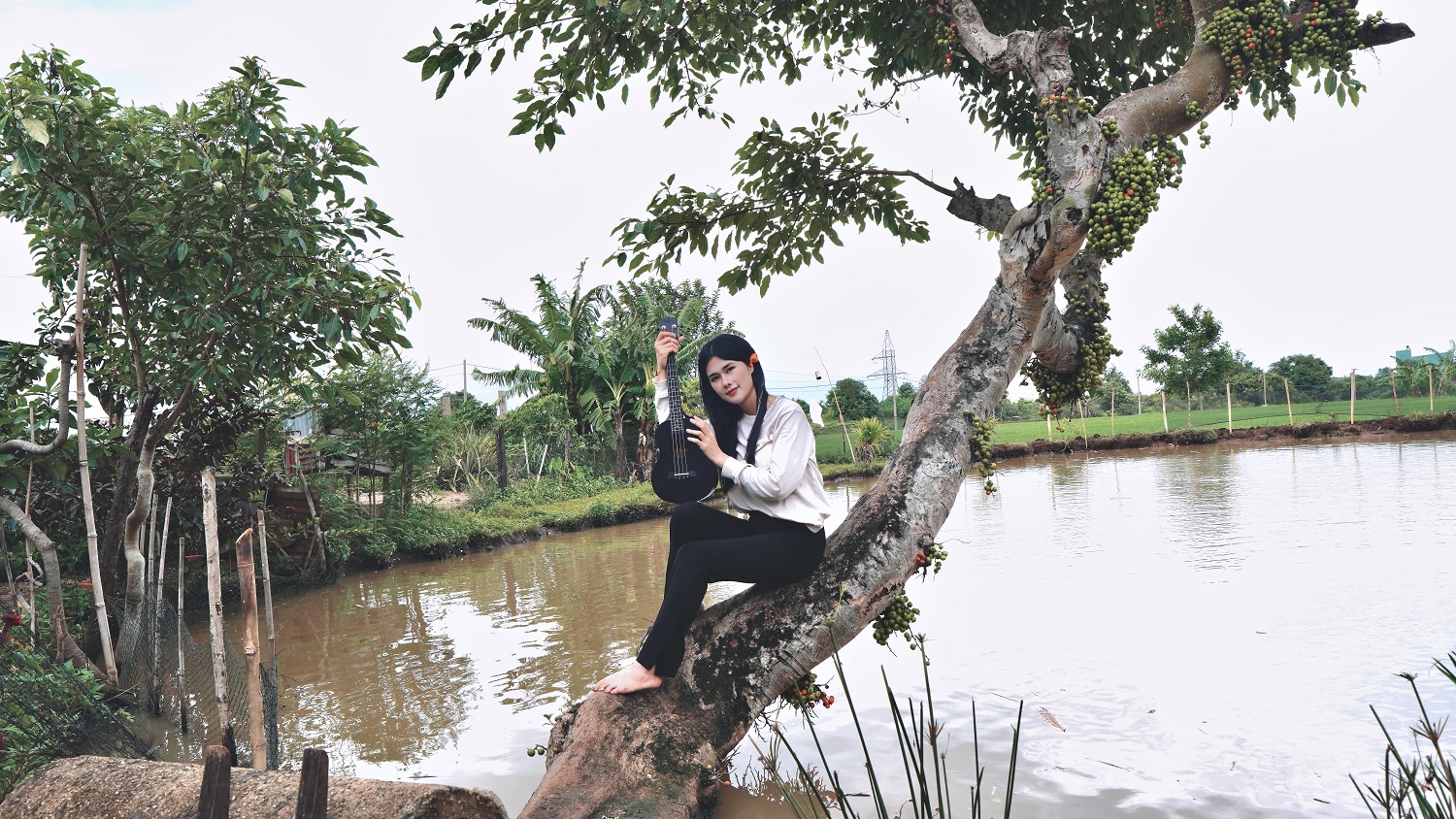 Phúc Anh chơi đùa cùng các em nhỏ