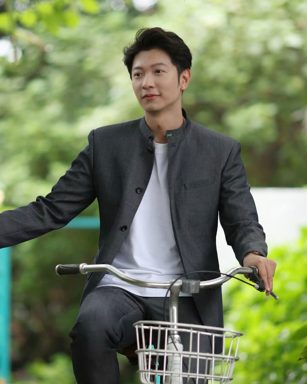 Cao Quân Hiền đi làm thợ hồ để kiếm tiền nuôi vợ con Nam vương đi làm thợ hồ mưu sinh