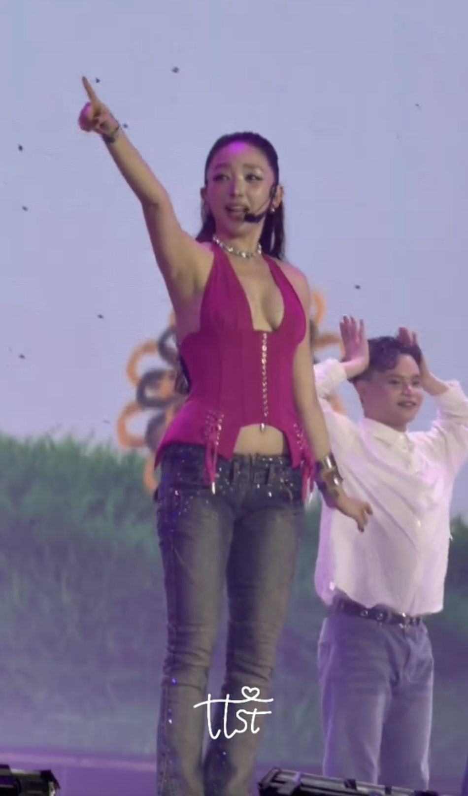 Corset phối quần jeans tôn eo gợi cảm