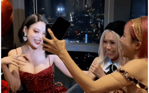 Huyền Baby nổi bật với váy đỏ cúp ngực