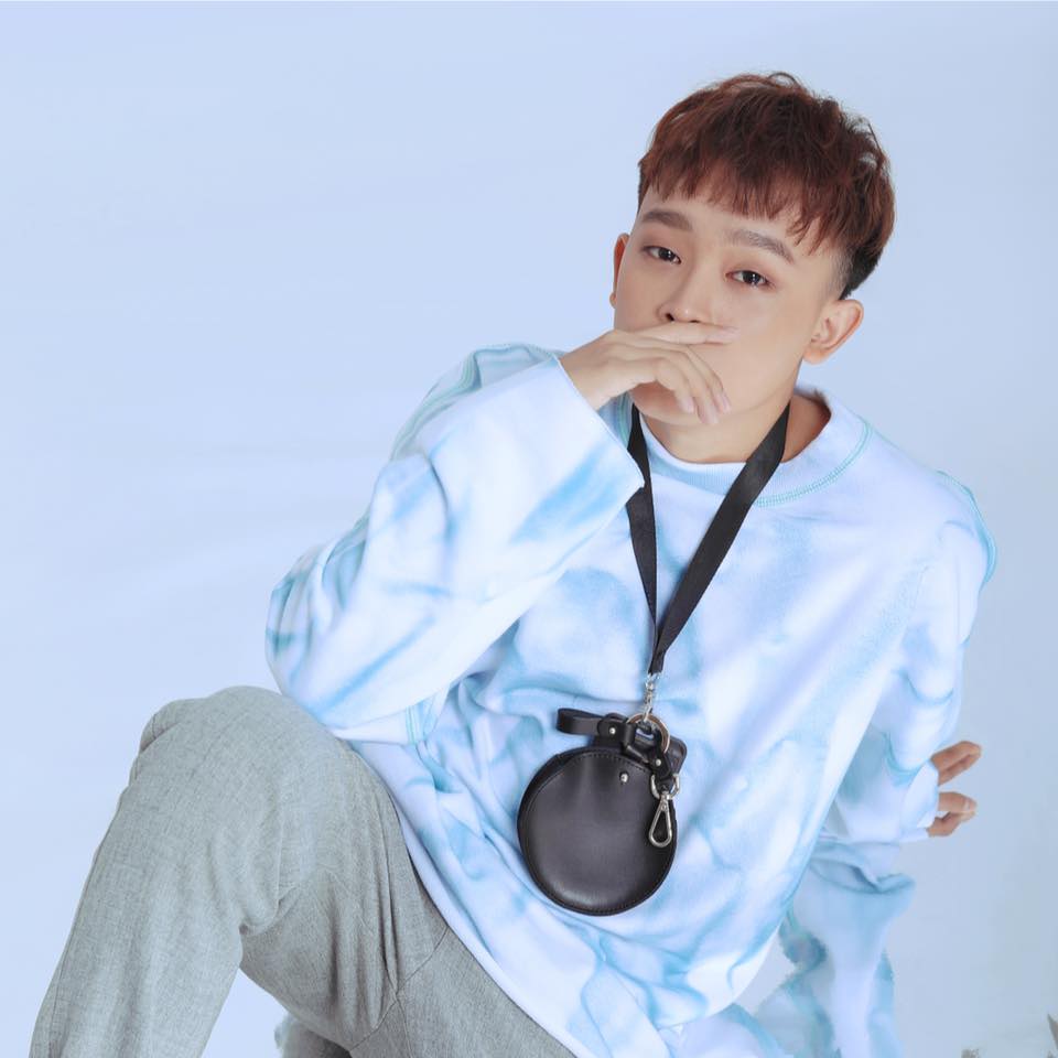 Hồ Văn Cường hát trên sân khấu