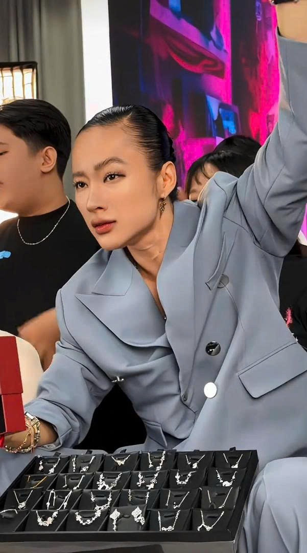 Angela Phương Trinh đang cố làm trò
