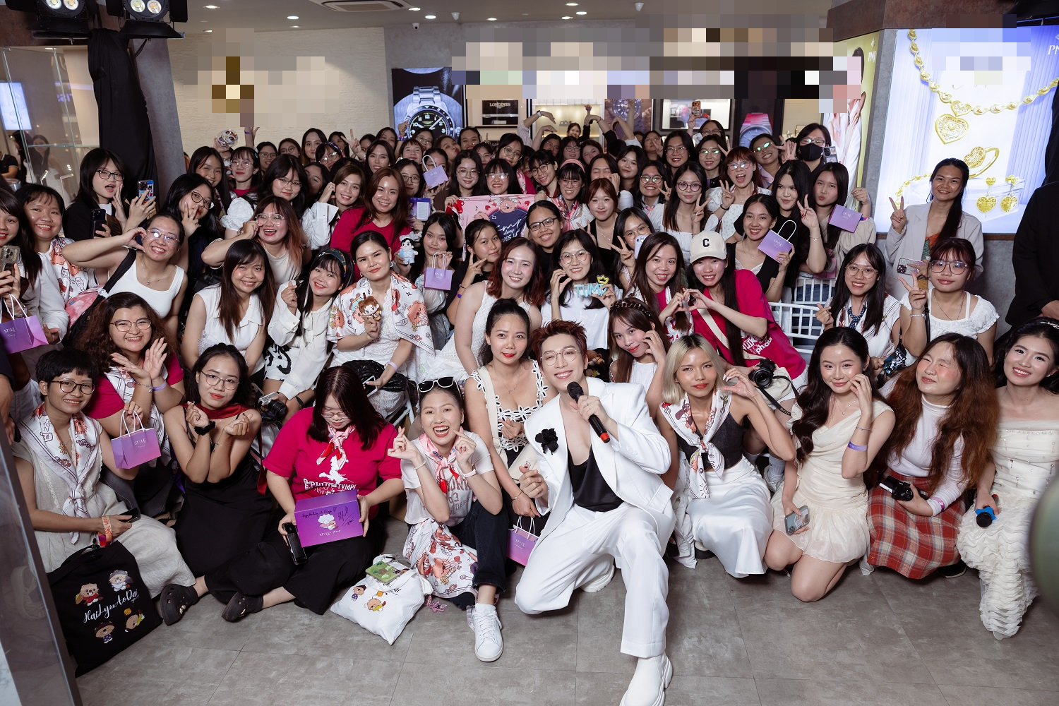 Tăng Phúc chụp ảnh cùng fan