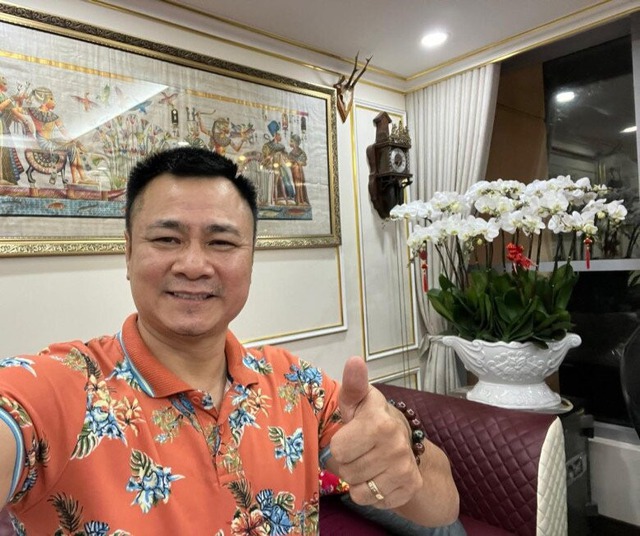 Phòng khách với nội thất gỗ ấm áp