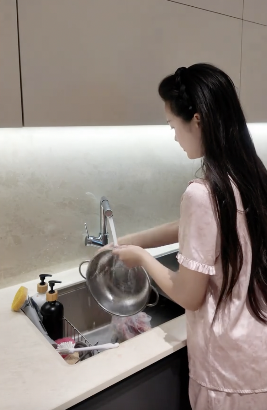 Doãn Hải My làm việc nhà