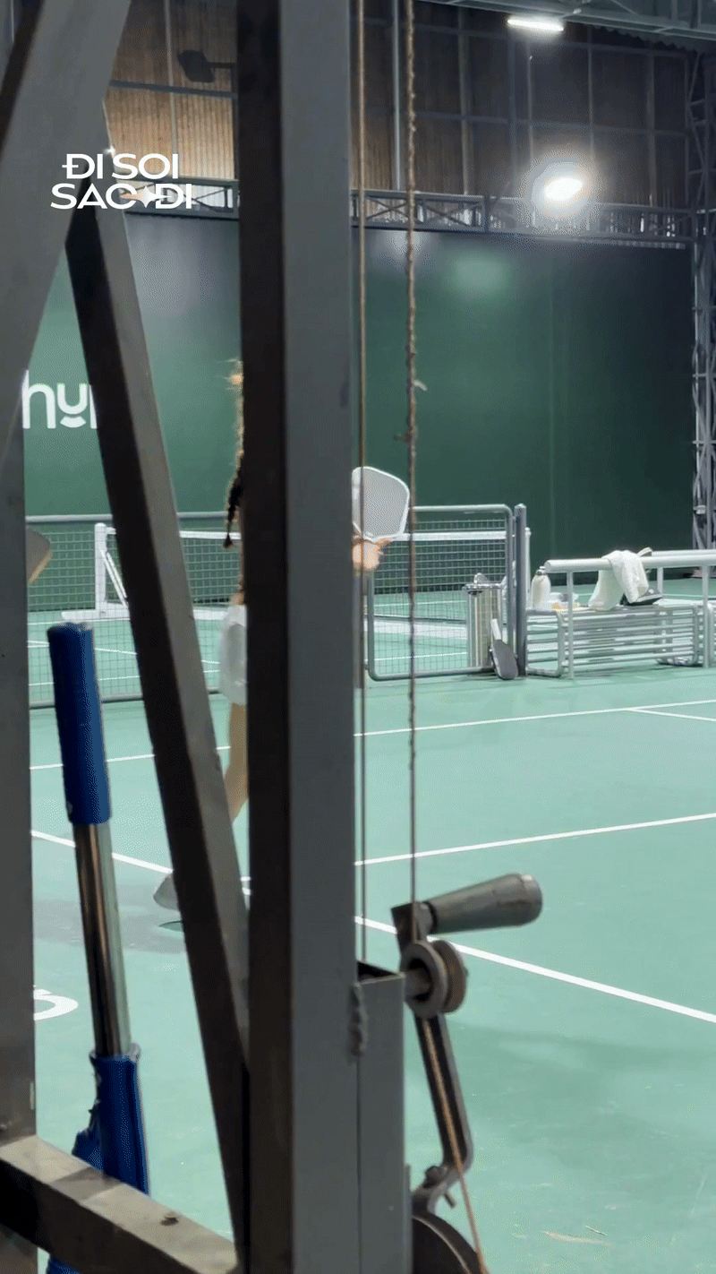 Tư thế đón bóng của Hồ Ngọc Hà Tư thế đón bóng trên sân pickleball