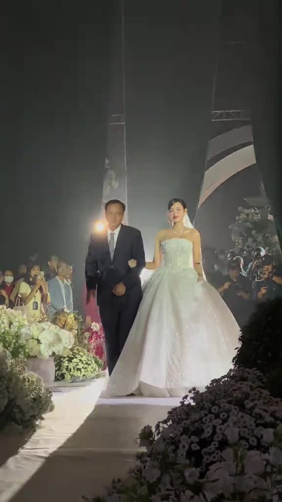 Hoa hậu Đỗ Hà chia sẻ clip trong đám cưới