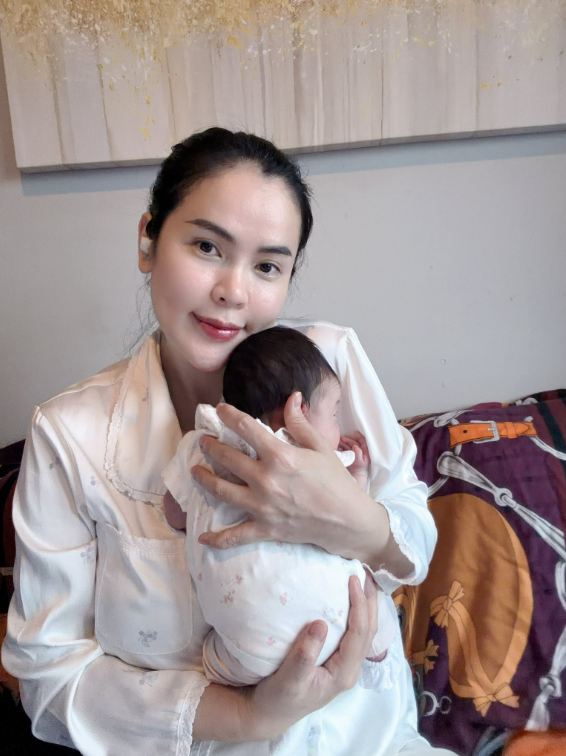 Phương Lê ôm con gái nhỏ sau sinh