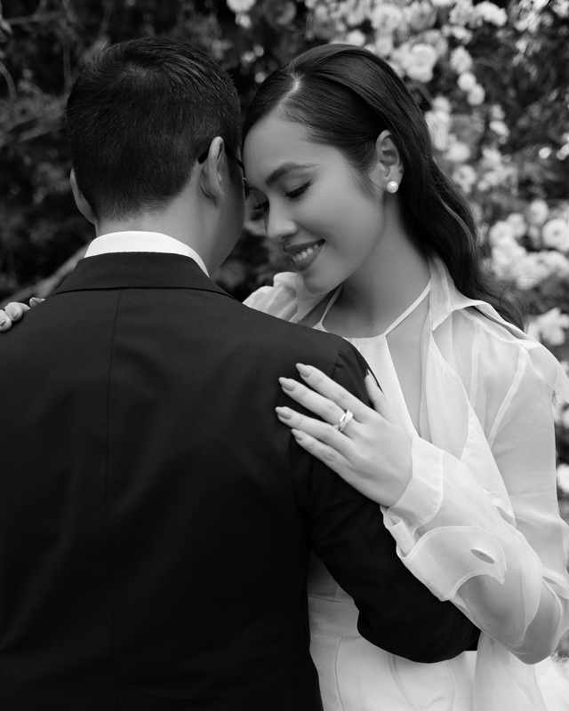 Bạn trai Việt kiều hơn cô 2 tuổi