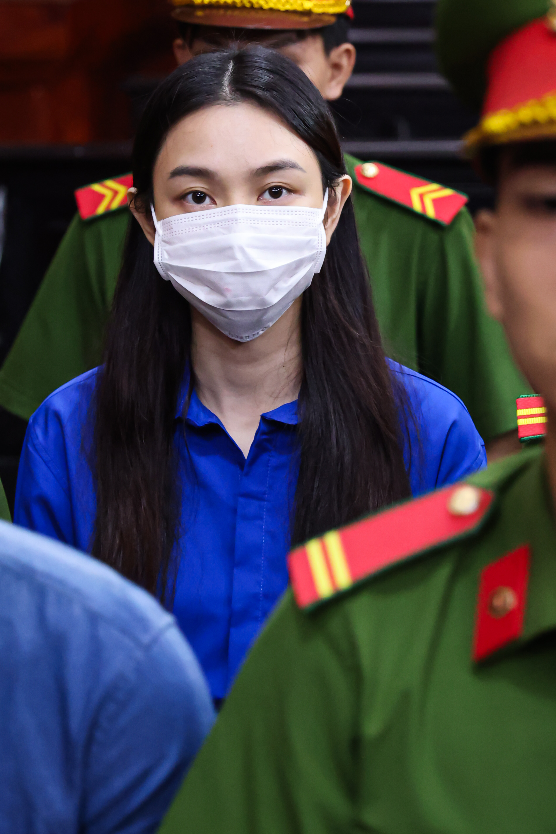 Thuỳ Tiên đeo khẩu trang kín mít chờ phiên toà