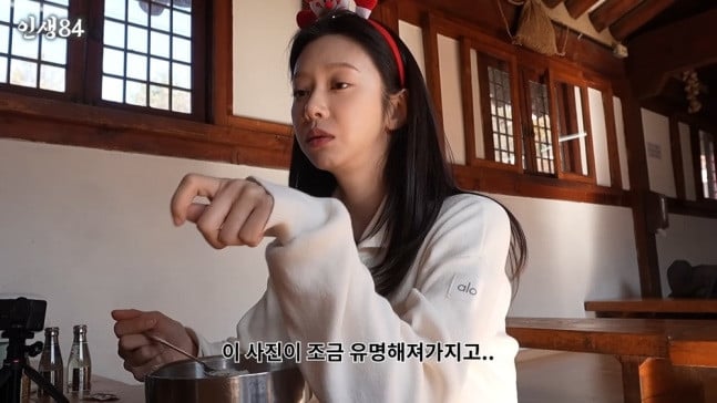 Lee Joo Bin với tấm ảnh căn cước huyền thoại