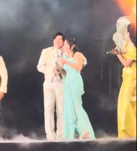 Đan Trường ôm hôn Cẩm Ly trên sân khấu kỷ niệm