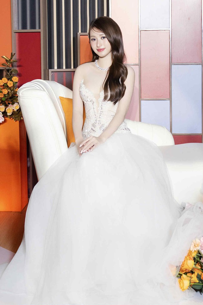 Trang phục thiết kế riêng cho nàng hậu