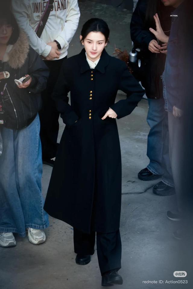 Tống Tổ Nhi với blazer nâu và mũ nồi