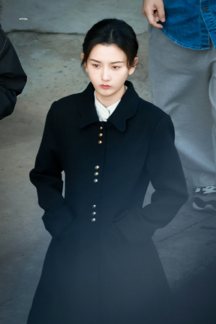 Phong cách cá tính với áo khoác đen dài