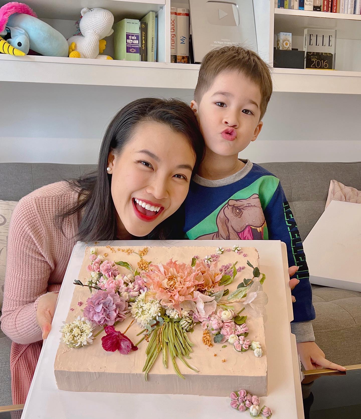 MC Hoàng Oanh và con trai trong căn hộ